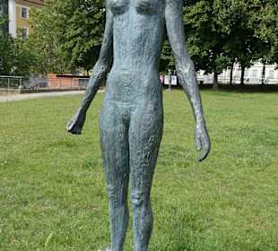 Die hüllenlose Schwimmerin vor dem Start