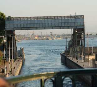 Fahrt durch die alte Schleuse