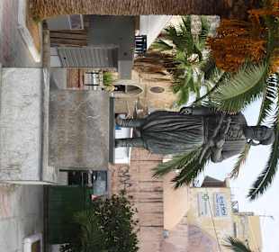 Chania -pomnik obok katedry