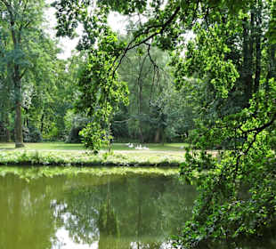 Spaziergang durch die sommerlichen Graftanlagen