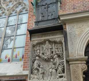 An der Außenwand der Elisabethkirche