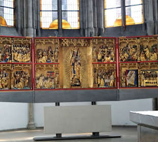 Der Hauptaltar der Kirche