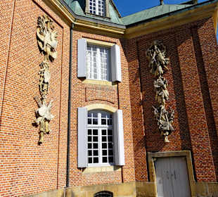 Das Hauptschloss im Zentrum der Anlage