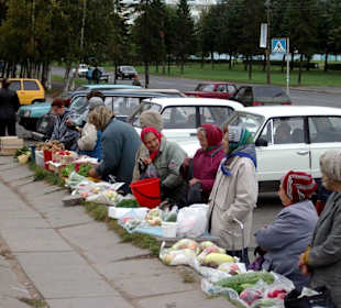 Kleinst-Markt vor dem Supermarkt