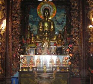 Ein Altar imTempel von Vina Trang.
