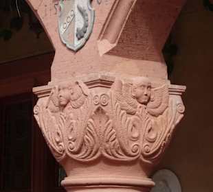 Im Innenhof von Schloss Mespelbrunn