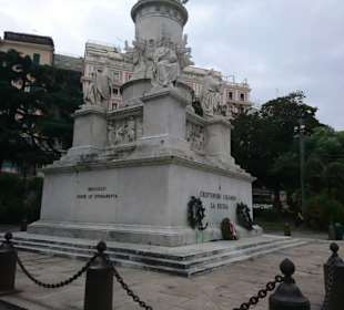 Bahnhofs Vorplatz mit Denkmal