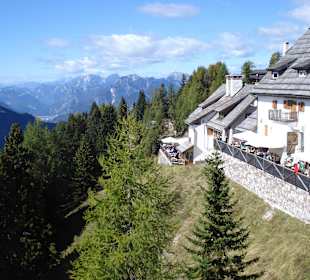 Die linke Terrasse gehört zum RODODENDRO