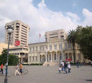 Platz neben dem Uhrenturm in Izmir