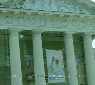 Blick aus dem Bus auf St. Stanislaus mit Papstbild