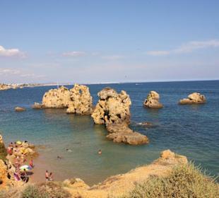 Prachtig zeezicht met rotsen