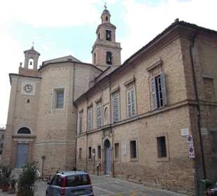 Der Dom direkt vorm Gallery Hotel Recanati