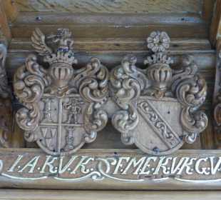 St. Laurentius Kirche: Wappen im Lettner