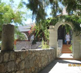 Der Weg zur Strand durch der Taverne