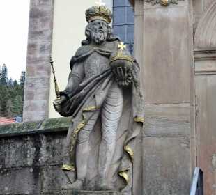 Skulptur am Eingang zur Wallfahrtskirche Glosberg