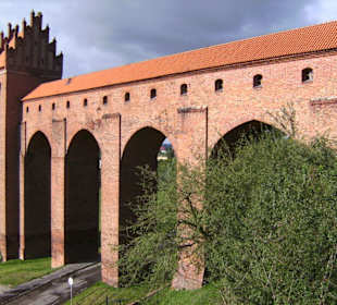 Blick von Terrasse auf Toilettenturm und Gang