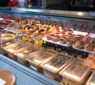 Lecker Abendessen im Mercado Municipal del Puerto