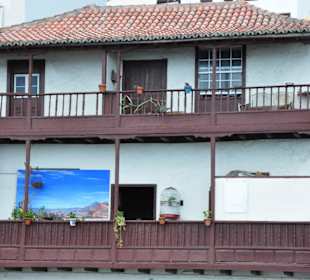 Typische Holzbalkone an der Avenida Maritima