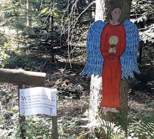 Farbige Engel überall an den Bäumen