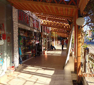 Händler  vorm Hotel Bel Air Azur Resort an der Straße