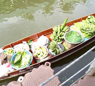 Floating Markt Thakha