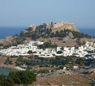 Lindos Stadt mit der Akropolis