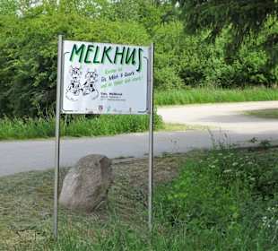 Hinweisschild zum Melkhus und Café zum Brinkhof