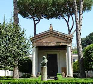 Nachbau eines etruskischen Tempels im Park