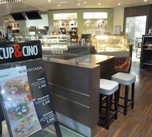 Bistro-Theke in der Abflug-/Ankunfthalle