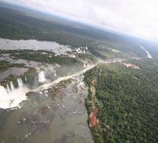 Flugsicht der Iguazu Wasserfälle 
