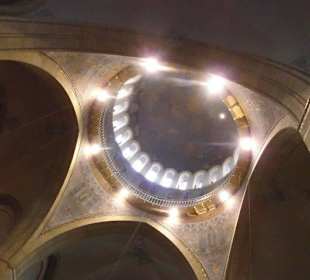 Blick in die Kuppel der früheren Kirche und  