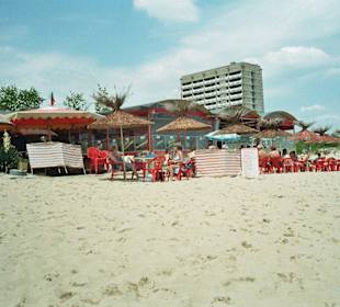 Sicht auf die Strandbar vom Wasser
