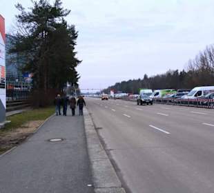 Fußweg zum Eingang Messeplatz