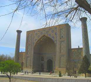 Mächtiges Eingangsportal (Pishtek)