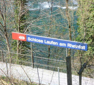 Haltestelle der SBB direkt am Schloss Laufen