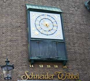 Und die Uhrzeit ist fürdie Gäste,Stuhl freimachen