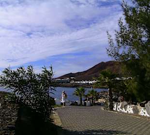 Strandpromenade in Richtung Leuchtturm