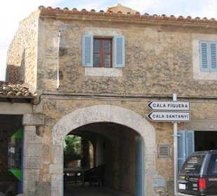 Haus mit Durchfahrt zum Hof