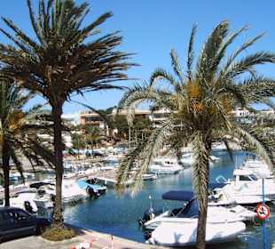 Der Hafen in Cala Radjada