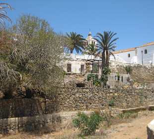 Blick vom trockenen Flussbett zur Kirche