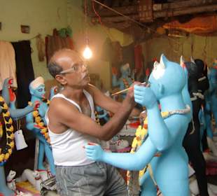 Figuren werden bemalt