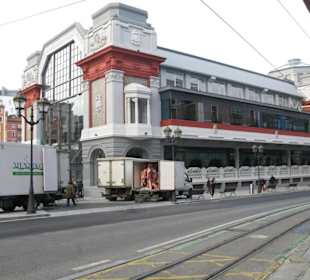 Markthalle am Flußufer