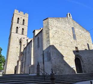 Außenansicht mit Hauptportal und Glockenturm