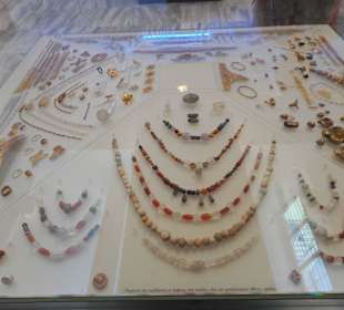 Gold jewelery from the tombs 2