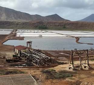 Die Salinen in einem ehemaligen Vulkankrater 