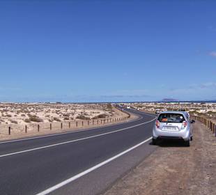 Blick von Hauptstr. /Parkstreifen auf Lanzarote
