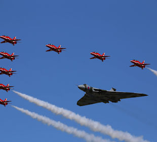Red Arrows/Vulcan