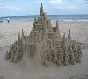 Ein Kunstwerk am Strand