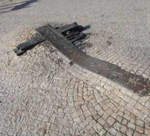 Крест в тротуаре