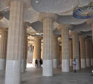 Säulenhalle am Haupteingang unter Terrassenplatz